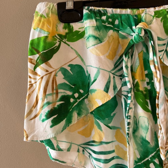 Gianni Bini White with Green/Yellow/Brown Tropical Print Shorts - Picture 11 of 15